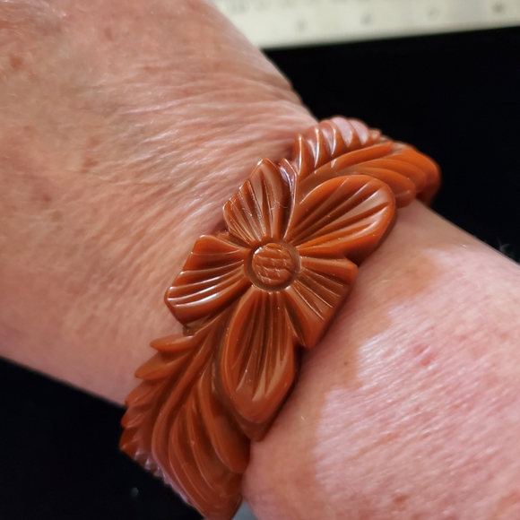 Carved Bakelite Bangle Caramel Floral Hinged 1930's 1940's - Picture 13 of 13